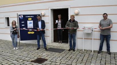 Bild: sck
Symbolisch durchschneiden die Bürgermeister Hermann Mertel (Zweiter von links) und Bernhard Köller (Zweiter von rechts) das Band und eröffnen das Online-Rathaus.