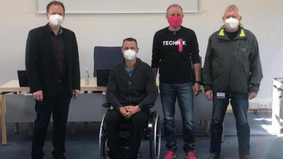 Bild: ak
Das Bild zeigt (von links): Bürgermeister Christian Porsch, Breitbandpate der Gemeinde Speichersdorf André Seebauer und Thomas Rinke von der Deutschen Telekom zusammen mit dem Baubegleiter der Telekom