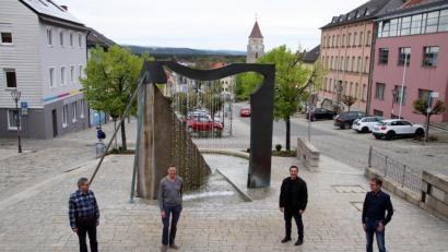 Bild: jma
Versuchen, in diesem Jahr etwas auf die Beine zu stellen: v.l. Stadtverbandsvorsitzender Dieter Kies, Kulturbeauftragter Thomas Riedl, Bürgermeister Marcus Gradl und Veranstaltungsorganisator Moritz Möller