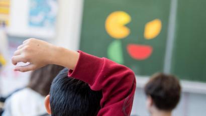 Symbolbild: Sebastian Gollnow/dpa
Die Corona-Regeln an Bayerns Schulen könnten bald weiter gelockert werden.