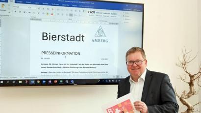 Bild: Susanne Schwab, Stadt Amberg/exb
Michael Cerny, der Oberbürgermeister der Bierstadt Amberg, setzt sich für "Bierstadt" als neue Standardschriftart bei Microsoft ein.
