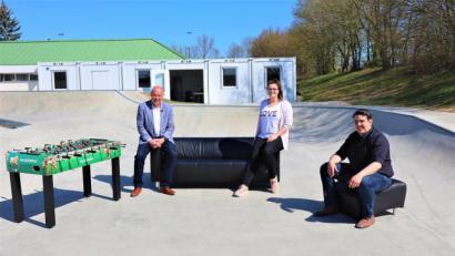 Bild: Phillip Schumann/exb
Machen sich vor Ort ein Bild vom neuen Kümmersbrucker Jugendtreff (von links): Bürgermeister Roland Strehl mit den betreuenden Fachkräften Helena Schubert und Jonas Butz.