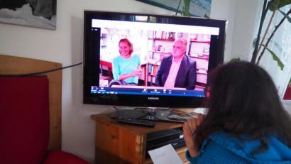 Bild: bl
Buchhändlerin Karin Wilnauer hatte kürzlich Richard Tischler zu Gast beim digitalen Treffen mit Leseratten. Der Pfreimder Bürgermeister offenbarte, dass er auch vor 1000 Seiten nicht zurückschreckt und hatte zum Schluss noch einen überraschenden Tipp auf Lager.