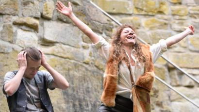 Bild: Tobias Schwarzmeier
Als Ronja (Magdalena Meier mit Philipp Rosenthal) den Frühling begrüßt , ist es zugleich ein symbolischer befreiender Jubel für die Kultur in der Region. Die Botschaft der Eröffnung der Sommerfestspiele des LTO mit dem Stück "Ronja Räubertochter": Es wird endlich wieder Theater gespielt.