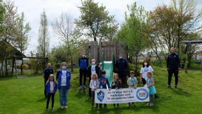 Bild: Stefanie Gradl
Nach dem gelungenen Training stellen sich die Verantwortlichen mit einem kleinen Teil der Kinder zum Abschlussfoto auf: (von links) Alexander Rittner, Kindergartenleiterin Monika Mrosek, Johannes Rumpler, Karl-Heinz Grollmisch, Christian Teichert, Erzieherin Julia Etzold und Jugendleiter Hans-Jürgen Geier.