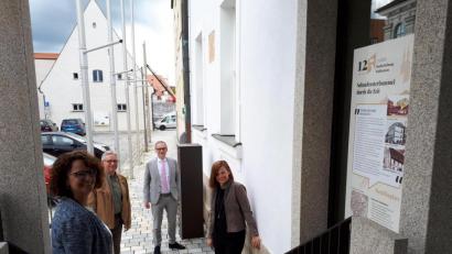 Bild: pz
Am Fenster des Rathaus-Foyers ist ebenfalls eine der Informationstafeln (rechts) zum "Schaufensterbummel durch die Zeit" angebracht. Von links Monika Sommer (Tourist-Info), Stadtarchivpfleger Hermann Müller, Bürgermeister Bernd Sommer und Inge Frank (Tourist-Info).