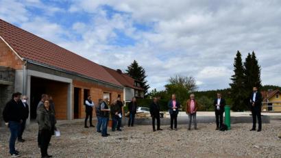 Bild: Probst, Helga
Bauoberrat Martin Stahr vom Amt für Ländliche Entwicklung (von rechts) machte sich zusammen mit Bürgermeister Martin Birner, Architekt Gerhard Plochinger und dem Geschäftsführer der Stadt Neunburg, Georg Keil, im Beisein der Stadträte ein Bild vom Baufortschritt (im Bild links das Nebengebäude).