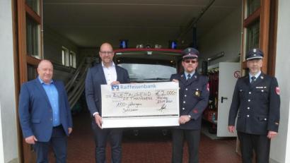 Bild: bk
Direktor Frank-E. Kirchhof (von links) und Geschäftsstellenleiter Michael Liedl von der Raiffeisenbank überreichen 2000 Euro an Feuerwehr-Vorsitzenden Philipp Grünbauer und Kommandant Markus Dreyer.