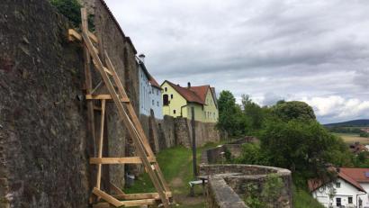 Bild: ihl
Die bröckelnde Stadtmauer wurde vom Bauhof gesichert. Wenn sich ein Fachmann des Landesamtes für Denkmalpflege vor Ort ein Bild gemacht hat, wird über die Sanierung entschieden.