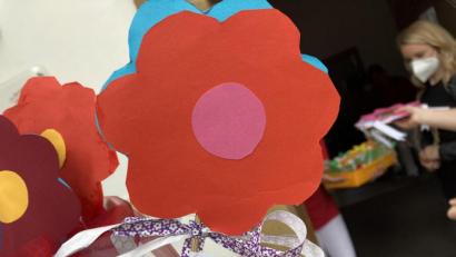 Bild: Barbara Hernes
Ein Blumengruß zum Tag der Nachbarn ging an die Caritas-Sozialstation Ensdorf.