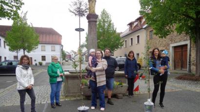 Bild: amö
Die Übergabe der Obstbäume erfolgte am Marktplatz in Winklarn. Vorsitzende Martina Irlbacher (von links) und Hildegard Lingl, die Familie Rohrbach mit Malene sowie Martina Schmid und Sonja Turban mit Bastian strahlten um die Wette.