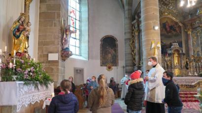 Bild: jzk
„Welche Farbe hat der Mantel der Madonna?“ fragte Stadtpfarrer Thomas Kraus die Kinder vor dem Marienaltar.