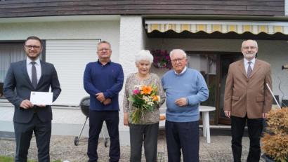 Bild: du
Den 90. Geburtstag beging Barbara Bösl (mit Blumenstrauß) im Schirmitzer Ahornweg. Dazu gratulierten auch Bürgermeister Ernst Lenk, Sohn Lothar, Ehemann Georg und zweiter Bürgermeister Josef Robl (von links).