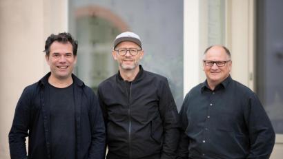 Bild: Büro Wilhelm Verlag, Amberg
Sie freuen sich über die Auszeichnung (von links): Gerhard Wilhelm Schmidt-Schönenberg, Manfred Wilhelm und Wilhelm Koch.