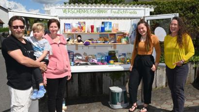 Bild: gf
Tobias, Leopold und Nina Bogner (von links) befüllen den Verschenkeschrank mit Dingen, die sie nicht mehr benötigen. Die Idee zu diesem Modell der Nachhaltigkeit hatten Margit und Paula Haberberger (von rechts).