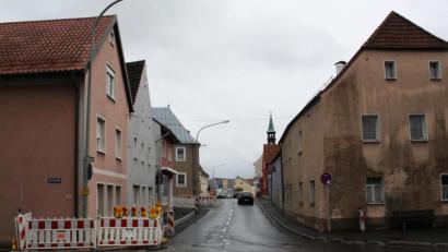 Bild: bjp
Gute Fortschritte macht die Erneuerung des Gehsteigs an der nördlichen Bahnhofstraße. Bis Ende Juni soll auch die Fahrbahn der vielgenutzten Durchgangsstraße erneuert werden.