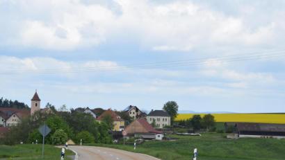 Bild: bnr
Am nördlichen Ortsrand von Hohentreswitz, wo jetzt noch der Raps blüht, ist das neue Baugebiet "Vogelherd" geplant, Zwölf Bauplätze sollen dort entstehen.