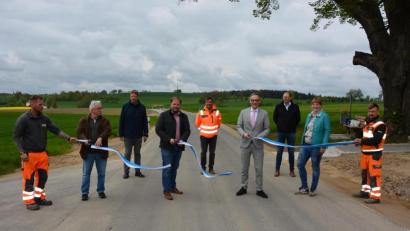 Bild: jr
Seit Freitagmittag ist die Gemeindeverbindungsstraße nach Pechtnersreuth wieder befahrbar. Bei der Verkehrsfreigabe mit dabei waren (ab Zweitem von links) Ferdinand Leidner, Stadtbaumeister Hubert Siller, Ortssprecher Hubert Schicker, Bauleiter Martin Lunzer, Bürgermeister Bernd Sommer, Gruppenleiter Martin Winklbauer und Patricia Reger.