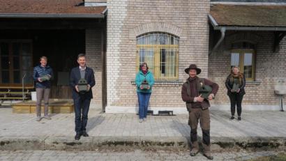 Bild: Sägenschnitter
Ursensollen ist Biodiversitätsgemeinde. Beim Projekt „Marktplatz der biologischen Vielfalt“ hat sie sich in Zusammenarbeit mit dem Naturpark Hirschwald dazu entschieden, ein Gebäudebrüter-Projekt in die Wege zu leiten.