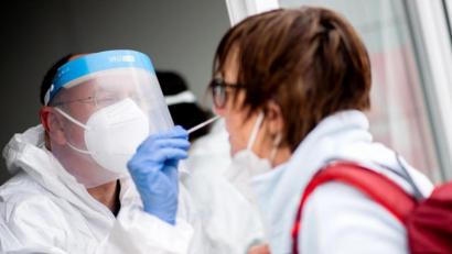 Symbolbild: Hauke-Christian Dittrich
Corona-Tests wie diesen wird ein Betreiber in Schwandorf nicht mehr durchführen.