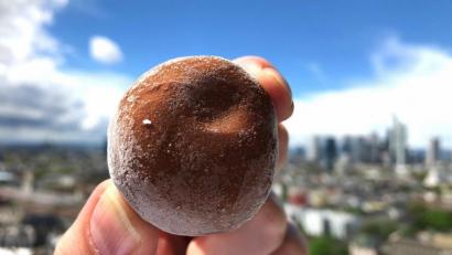 Bild: Gregor Tholl/dpa
Eine Kugel Mochi-Eis „Little Moons“. Die Reismehlteigkugel verbindet japanische mit italienischer Dessertküche.