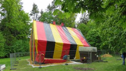 Bild: Martin Sollfrank
Nein, das ist kein Zirkuszelt. Unter der Plane ist das Mesnerhaus am Eggenberg bei Ensdorf versteckt. Das Gebäude ist stark vom Holzwurm befallen und muss begast werden, deshalb ist es verhüllt.