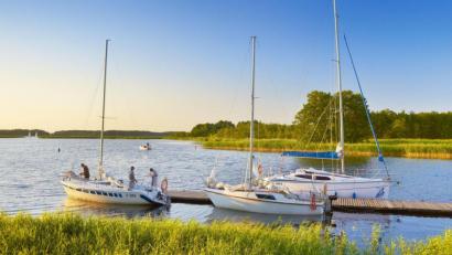 Bild: polen.travel
Abendstimmung auf dem Wasser: Die Masurische Seenplatte ist für einen Bootsurlaub ideal, der Schiffsverleih einfach möglich.