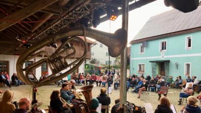 Bild: gri
Im Michlbauernhof in Stockau hatte der Applaus Premiere. Am Samstagabend ging dort das erste Freiluftkonzert nach den Corona-Lockerungen in der Region über die Bühne.