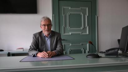 Bild: rti
Amtsgerichtsdirektor Thomas Weiß nimmt noch ein letztes Mal Platz am Richtertisch. Die Robe hat er schon abgelegt.