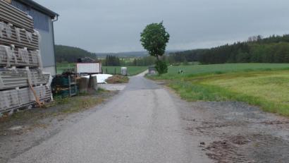 Bild: br
Am östlichen Ortsrand von Schlammersdorf, im weiteren Verlauf der Bürgermeister-Wiesnet-Straße (unser Bild), soll der geplante Radweg beginnen.