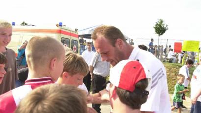 Archivbild: Hubert Ziegler
Bernd Hobsch gibt Autogramme bei der Einweihung der Pater-Karl-Küting-Anlage und vor dem Spiel SV Inter Bergsteig - 1. FC Nürnberg (1:13) am 10. Juli 2001.