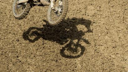 Bild: Benjamin Manser/dpa
Die Motocross-Maschine gestohlen - und damit einen Unfall gebaut: Ein 34-Jähriger aus dem Landkreis Neustadt/WN hat ein Problem mit der Polizei.