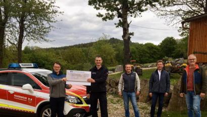 Bild: gri
Die Freudenberger Jugendfeuerwehr darf sich über eine Spende von 500 Euro freuen (von links): HKV-Vorsitzender Uli Piehler, Peter Meßmann (Feuerwehr), Pyrotechniker Andreas Scheibl, HKV-Kassier Christian Nübler und Ideengeber Josef Zweck.