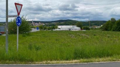Bild: Wilhelm Amann
Auf diesem Gelände an der Sauerzapfstraße, die in Richtung Neusath führt, sollen nebeneinander ein ambulantes Therapiezentrum (links) und ein medizinisches Versorgungszentrum (rechts) entstehen.