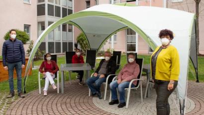 Bild: u
Das Eine-Welt-Laden-Team spendet einen Pavillon für das BRK-Seniorenheim St. Barbara (von links): Eine-Welt-Laden-Chef Matthias Birner, Gerontotherapeutin Anita Dobmeier, Hauswirtschaftsleiterin Ann-Kathrin Reichl, Vorsitzende Rudi Wild vom Heimbeirat, Eine-Welt-Laden-Mitarbeiterin Marianne Wild und Heimleiterin Astrid Geitner.