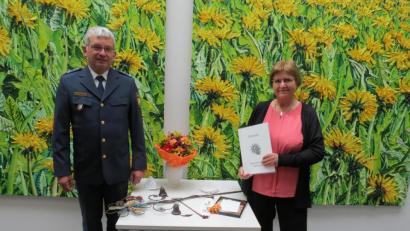 Bild: Polizeiinspektion Tirschenreuth/exb
Erster Polizeihauptkommissar Werner Schönfelder verabschiedete Polizeiangestellte Jutta Bork nach 46 Jahren Dienstzeit mit einem Präsent in den Ruhestand.