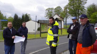 Bild: abi
Im Juli geht es los mit der großen Straßenbaustelle und der damit verbundenen Marktsperrung in Waldershof. Am Donnerstag gab es eine Besprechung vor Ort: Im Bild von links Zweiter Bürgermeister Mario Rabenbauer, Adolf Lenk, Werner Rüth, Harald Götz und Anton Kaiser.