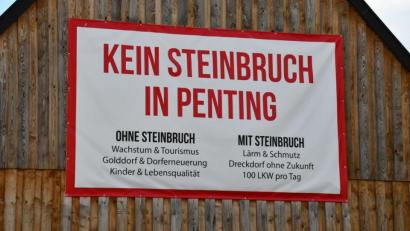 Bild: pko
Was die Bevölkerung von Penting befürchtet, wenn der geplante Steinbruch in der unmittelbaren Umgebung ihres Ortes verwirklicht werden würde, bringt dieses Transparent an einer Scheune in der Dorfmitte zum Ausdruck.