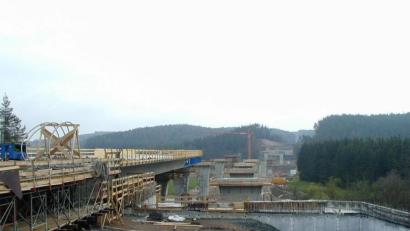 Archivbild: Claudia Völkl
Es war damals ein zäher Kampf um die Trassenführung der Autobahn A 6: Furth im Wald oder Waidhaus lautete die Alternative. Staatsminister a. D. Gustl Lang setzte die heutige Entwicklungsachse durch, die sich als Segen für die mittlere und nördliche Oberpfalz erweist. Unser Bild zeigt den Brückenschlag der A6 über die Naab bei Pfreimd im April 2001.