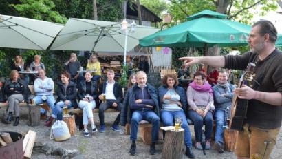 Bild: Kunz
Thomas Vogelmayer erzählt seinem Publikum in Weiden Geschichten vom niederbayerischen Landleben.