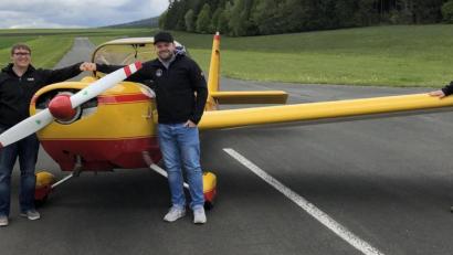 Bild: gdö
Sebastian Kühlein (von links) und Patrick Will haben die Leichtpiloten Lizenz mit dem vereinseigenen Motorsegler "Scheibe Falke 2000" des Aeroclub Erbendorf bestanden. Unterstützt wurden sie von Ausbildungsleiter Markus Klemm.