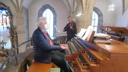 Bild: jzk
Mit beliebten Marienliedern gaben Josef Zaglmann und Siegfried Zaus (von links) der letzten Maiandacht in der Stadtpfarrkirche eine ganz besondere musikalische Note.