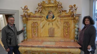 Bild: jr
Kunsthistorikerin und Archäologin Elisabeth Vogl freut sich gemeinsam mit dem Fördervereinsvorsitzenden Uwe Rosner über den aufgebauten Altar, der aus dem Nachlass des Eichstätter Professors und Priesters Franz-Xaver Wutz stammt. An diesem Altar in Eichstätt feierte die Resl oftmals die heilige Messe mit.