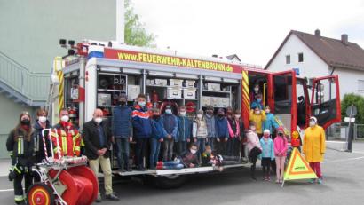 Bild: sei
Durch den Präsenzunterricht war es möglich, dass die Feuerwehr Kaltenbrunn kurz vor den Pfingstferien mit ihrem Einsatzfahrzeug in den Pausenhof der Grundschule Weiherhammer kam und Kreisbrandmeister Gerald Wölfl mit seinem Team den Schülern das Einsatzfahrzeug mit allen Ausrüstungsgegenständen erklärte.