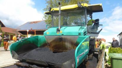 Bild: mad
Mit Maschinen- und Personaleinsatz wurde die Asphalt-Feinschicht aufgebracht.