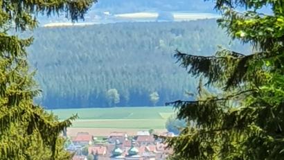 Bild: hmr
Einen wunderschönen Blick von der Gollingerhütte am Walderlebnispfad auf dem Glasberg bei Waldsassen erlebte Hermann Müller am vergangenen Dreifaltigkeitssonntag bei einem Spaziergang durch den Wald zur Dreifaltigkeitskirche Kappl bei Münchenreuth.