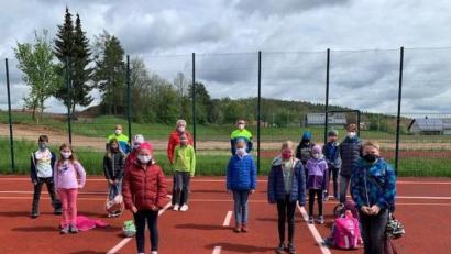 Bild: u
Die Viertklässler der Ehenfelder Grundschule bestehen den Radlführerscheinprüfung. Mit ihnen freuen sich (hinten, von links): Polizeihauptkommissar Harald Heselmann, Verkehrswachtvorsitzender Hubert Ritz, Polizeioberkommissar Markus Neumeyer und Klassenleiterin Sophie Högl.