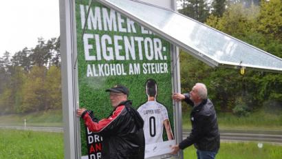 Bild: uz
Vlado Keller (links) und Josef Argauer richten den neuen Plakatständer der Ortsverkehrswacht Weiden ein.