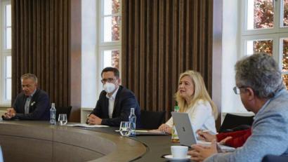 Bild: Ege
Im Rathaus Waldsassen unterstrich Staatsministerin Melanie Huml nochmals die Unterstützung für die Grenzregion. Mit im Bild von links: Landrat Roland Grillmeier, MdEP Christian Doleschal und Bezirksrat Toni Dutz,