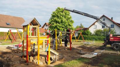 Bild: bl
Der Spielplatz in der von-Rieneck-Straße in Pfreimd mausert sich zu einem bunten und attraktiven Treffpunkt. Am Freitag war die Montage der neuen Geräte abgeschlossen. Wer hier Herumturnen will, muss sich aber noch ein paar Wochen gedulden; erst müssen die Fundamente trocknen.